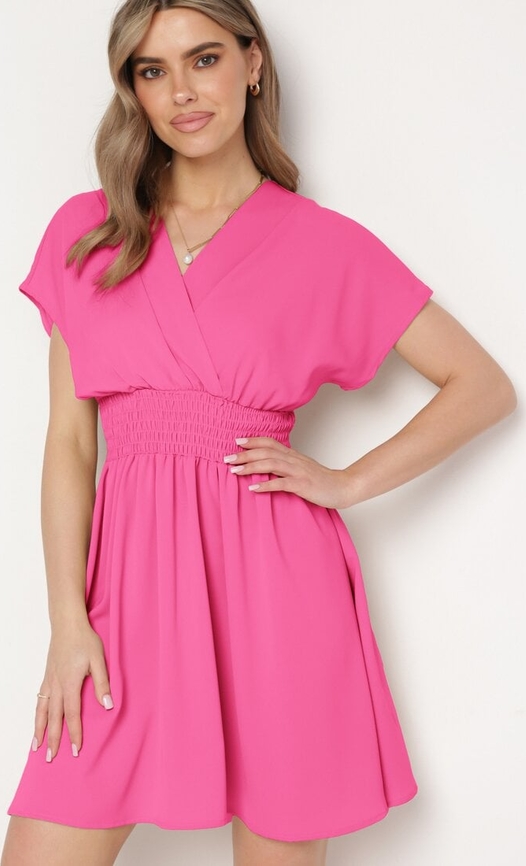 Różowa sukienka born2be kopertowa w stylu casual mini