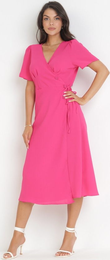 Różowa sukienka born2be midi kopertowa z krótkim rękawem