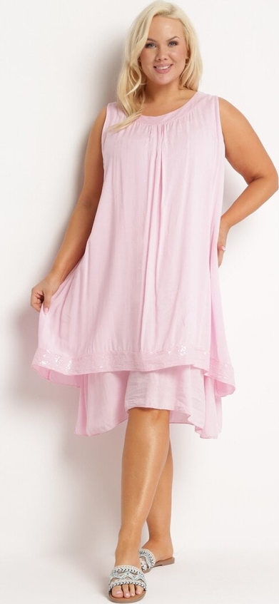 Różowa sukienka born2be mini w stylu klasycznym z okrągłym dekoltem