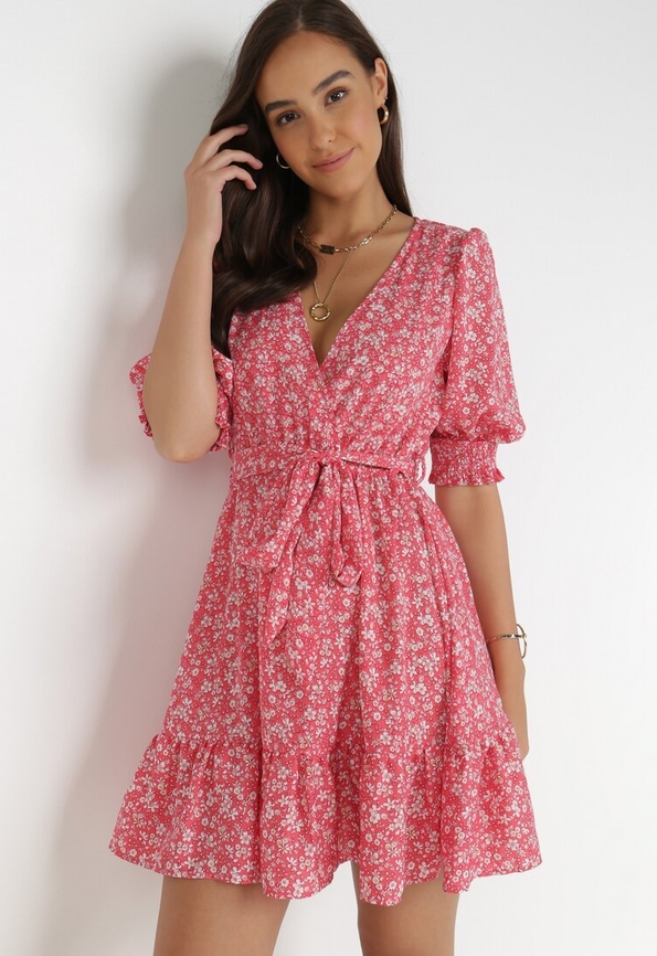 Różowa sukienka born2be mini z dekoltem w kształcie litery v z krótkim rękawem