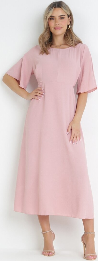 Różowa sukienka born2be oversize z krótkim rękawem