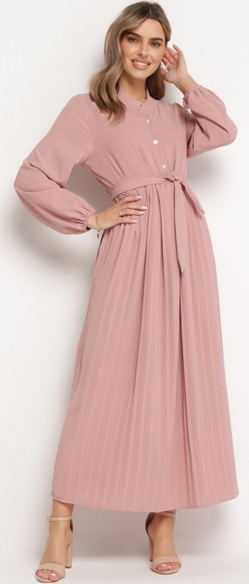 Różowa sukienka born2be rozkloszowana z dekoltem w kształcie litery v z długim rękawem