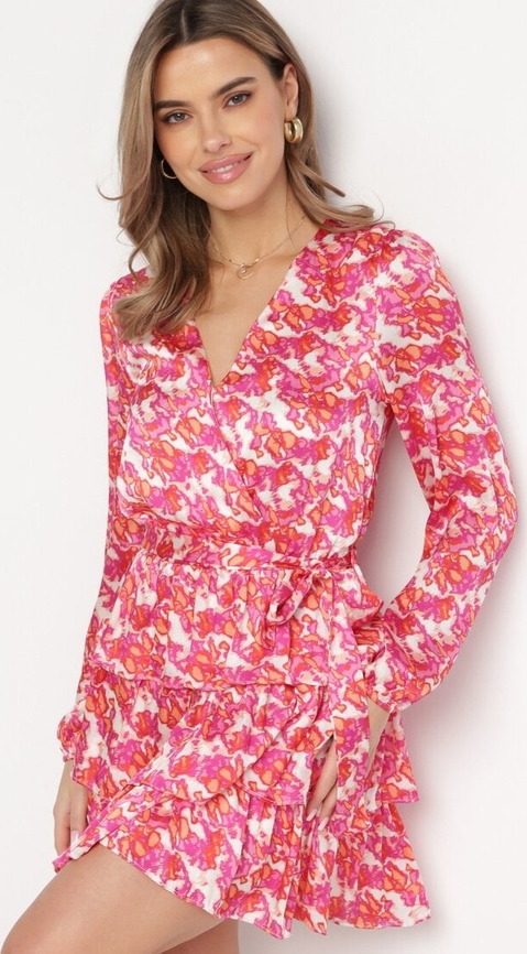 Różowa sukienka born2be w stylu casual kopertowa z dekoltem w kształcie litery v