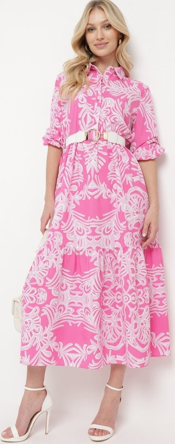 Różowa sukienka born2be w stylu casual midi