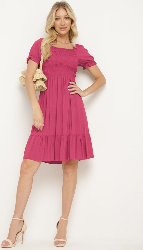 Różowa sukienka born2be w stylu casual mini z krótkim rękawem