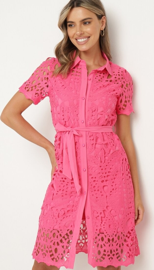 Różowa sukienka born2be w stylu casual z krótkim rękawem