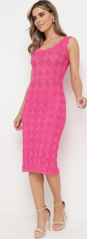 Różowa sukienka born2be w stylu klasycznym midi dopasowana