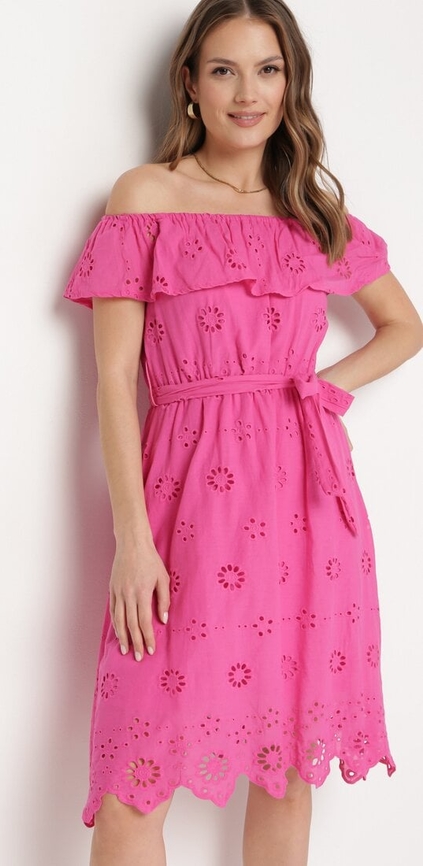 Różowa sukienka born2be w stylu klasycznym z tkaniny