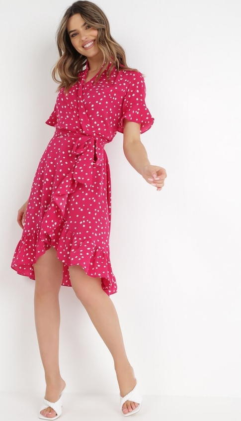 Różowa sukienka born2be w stylu klasycznym z tkaniny z krótkim rękawem