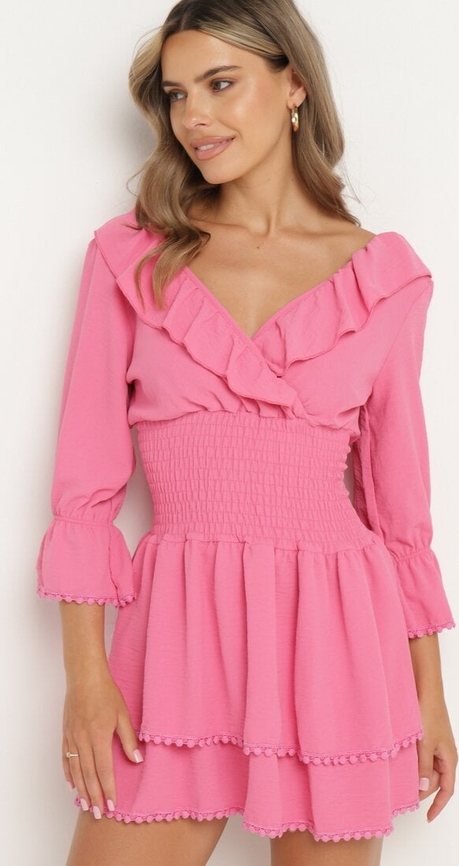 Różowa sukienka born2be z dekoltem w kształcie litery v kopertowa w stylu klasycznym