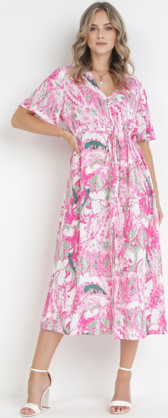 Różowa sukienka born2be z dekoltem w kształcie litery v midi z krótkim rękawem