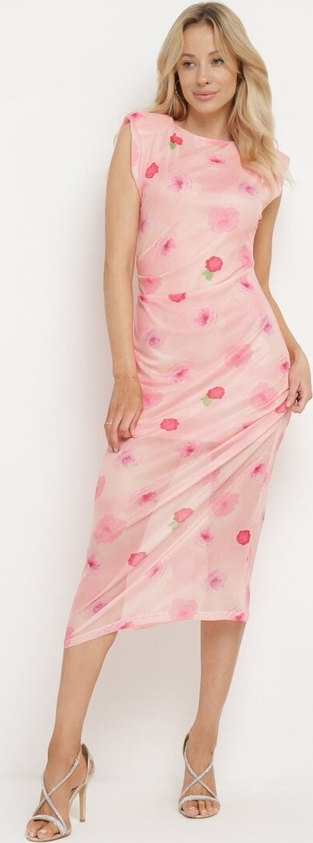Różowa sukienka born2be z krótkim rękawem prosta z okrągłym dekoltem