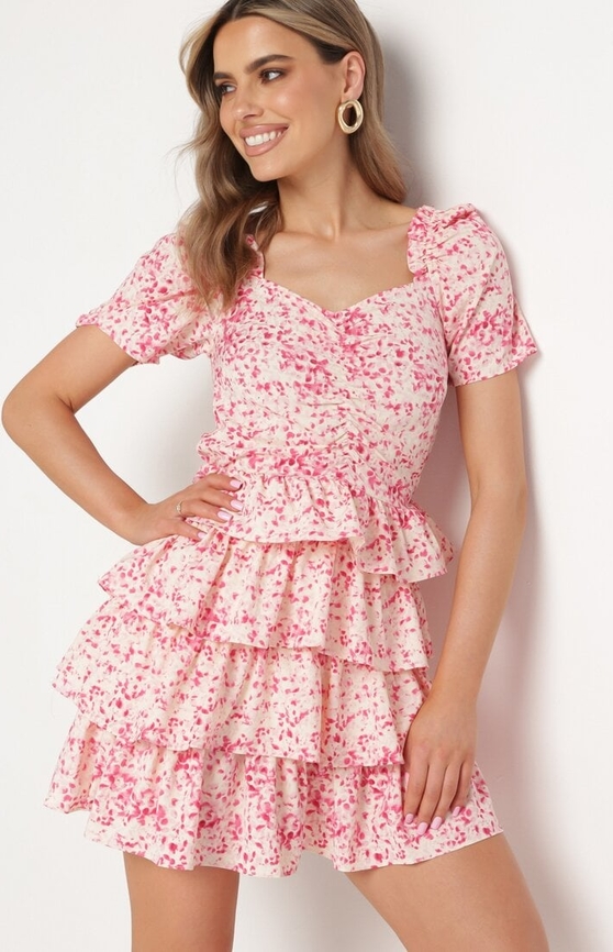 Różowa sukienka born2be z krótkim rękawem z dekoltem w kształcie litery v rozkloszowana