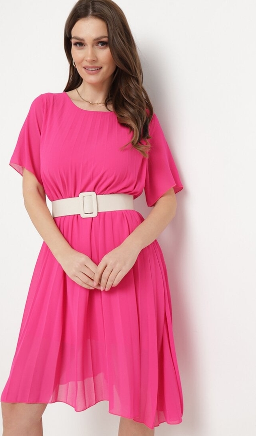 Różowa sukienka born2be z krótkim rękawem z okrągłym dekoltem w stylu casual