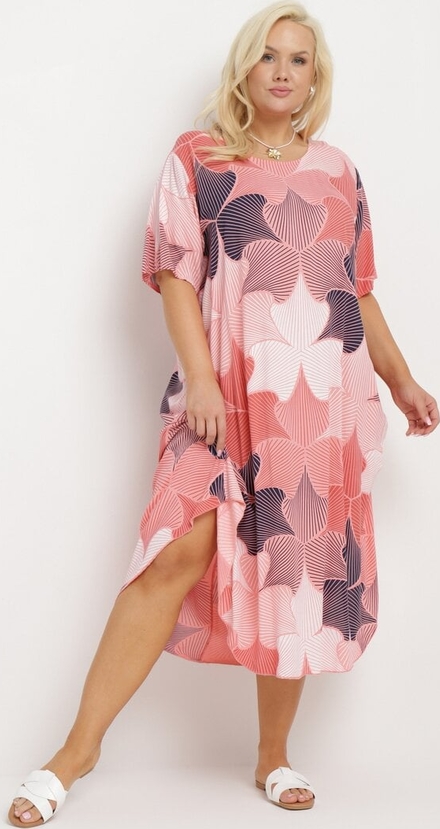 Różowa sukienka born2be z okrągłym dekoltem midi z tkaniny