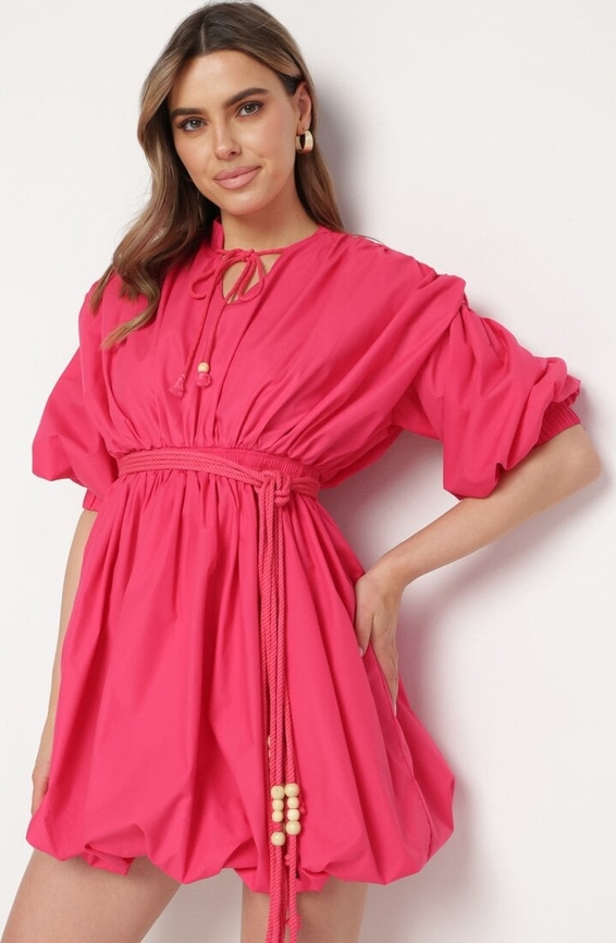 Różowa sukienka born2be z tkaniny w stylu klasycznym