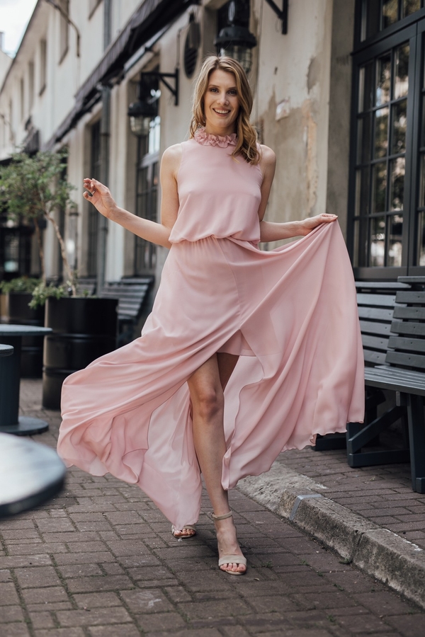 Różowa sukienka Maravilla Boutique z tiulu z żabotem