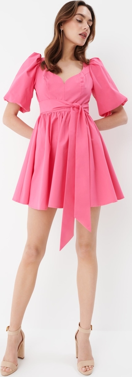 Różowa sukienka Mohito mini z krótkim rękawem