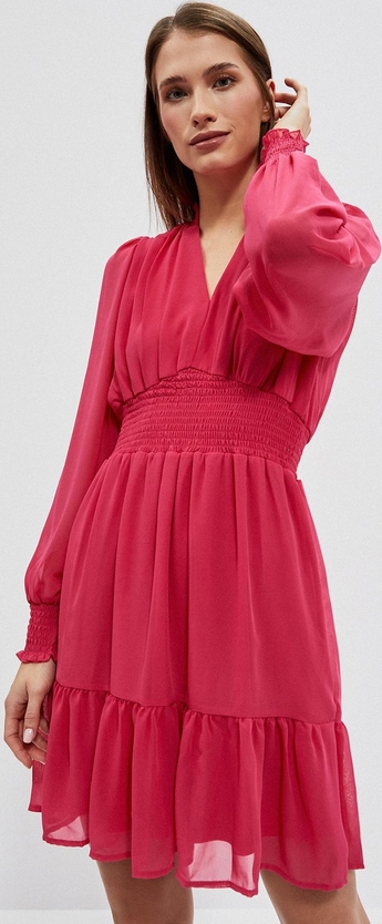 Różowa sukienka Moodo.pl z dekoltem w kształcie litery v z długim rękawem w stylu casual