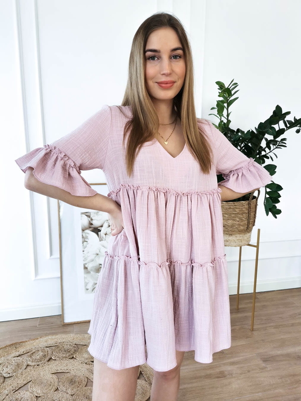 Różowa sukienka Perfe.pl w stylu casual oversize z dekoltem w kształcie litery v