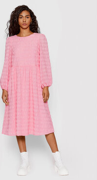 Różowa sukienka Pieces z długim rękawem midi w stylu casual