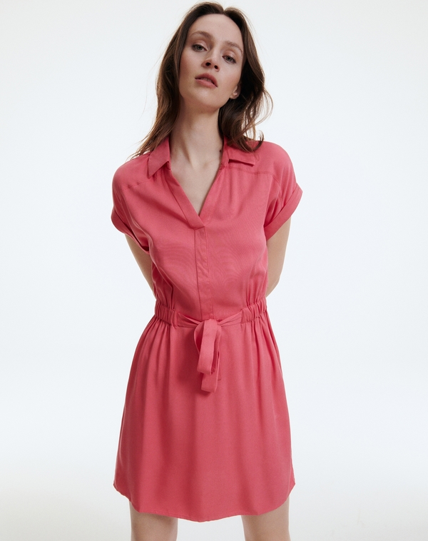 Różowa sukienka Reserved z dekoltem w kształcie litery v z krótkim rękawem w stylu casual