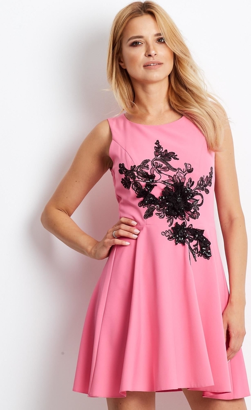 Różowa sukienka Sheandher.pl z okrągłym dekoltem rozkloszowana