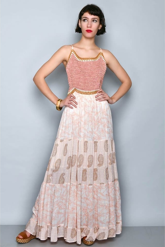 Różowa sukienka Tarifa z dekoltem w karo maxi