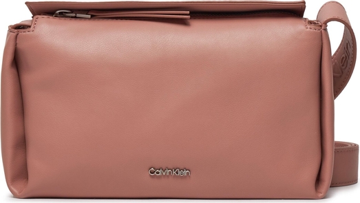 Różowa torebka Calvin Klein matowa średnia w stylu casual