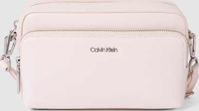 Różowa torebka Calvin Klein matowa z aplikacjami na ramię