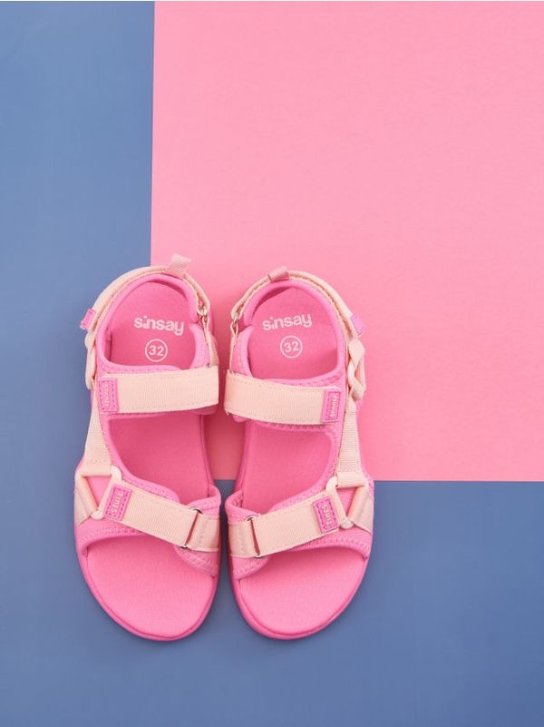 Różowe buty dziecięce letnie Sinsay z klamrami