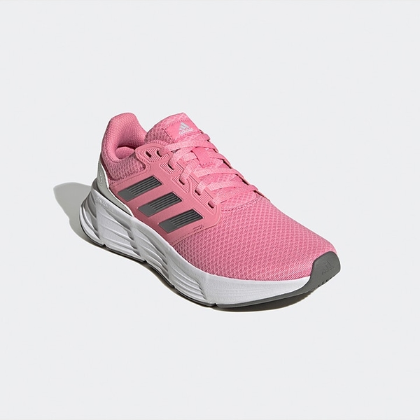 Różowe buty sportowe Adidas w sportowym stylu sznurowane z płaską podeszwą