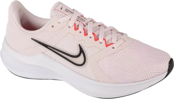 Różowe buty sportowe Nike w sportowym stylu