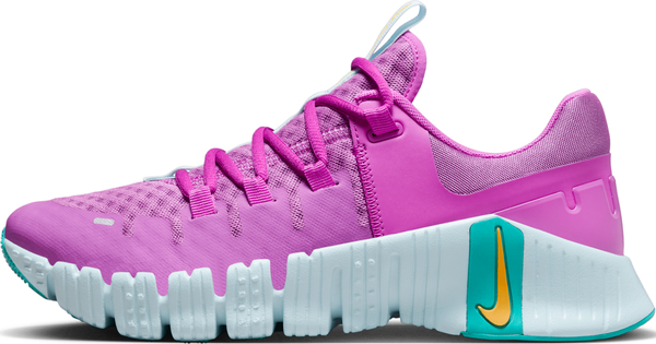 Różowe buty sportowe Nike z płaską podeszwą w sportowym stylu sznurowane