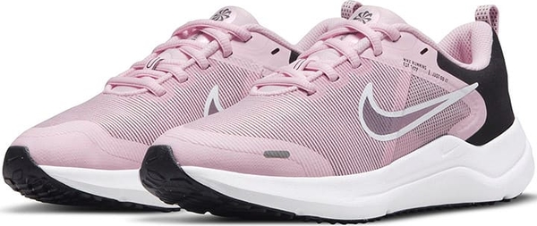 Różowe buty sportowe Nike z tkaniny w sportowym stylu z płaską podeszwą