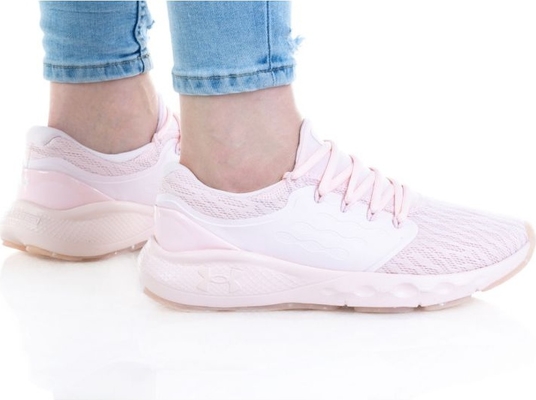 Różowe buty sportowe Under Armour sznurowane z płaską podeszwą w sportowym stylu