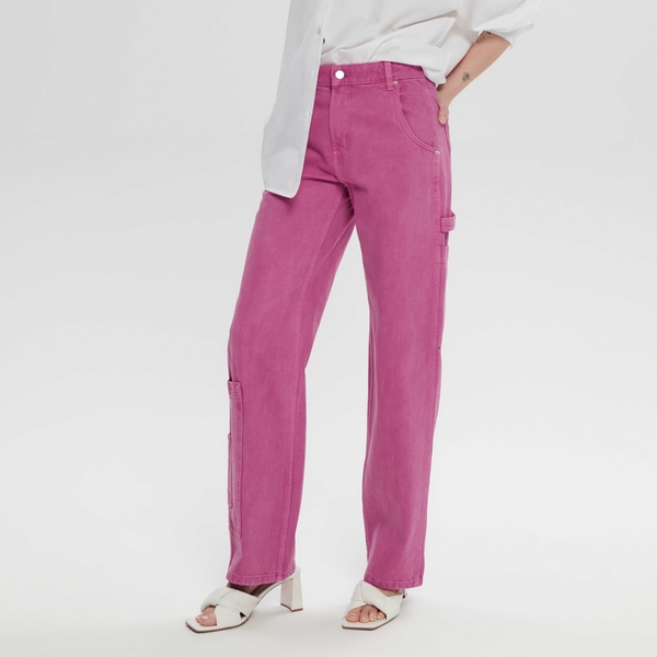 Różowe jeansy Sinsay w street stylu