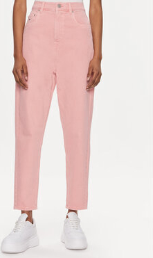 Różowe jeansy Tommy Jeans w street stylu
