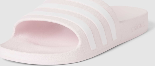 Różowe klapki Adidas Sportswear w sportowym stylu z płaską podeszwą