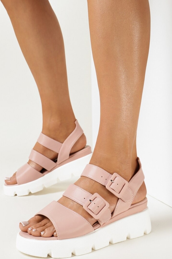 Różowe sandały born2be na niskim obcasie w stylu casual na platformie