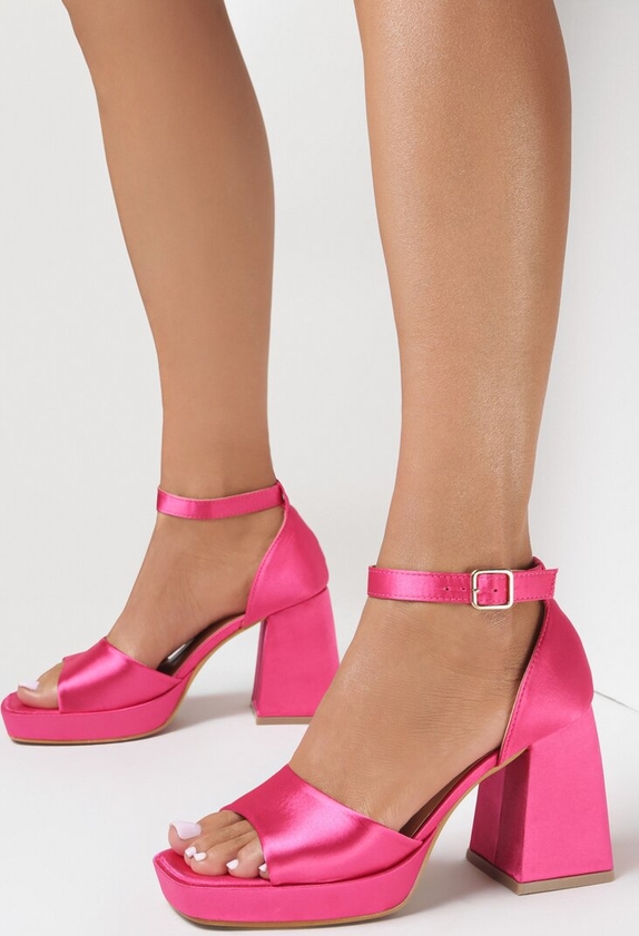 Różowe sandały born2be w stylu casual na słupku