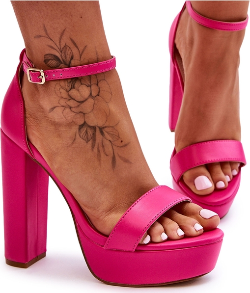 Różowe sandały ButyModne ze skóry z klamrami