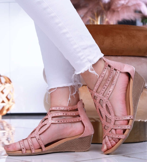 Różowe sandały Pantofelek24 na koturnie z klamrami w stylu casual