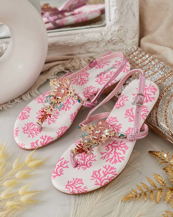 Różowe sandały Royalfashion.pl z nadrukiem w stylu casual z płaską podeszwą