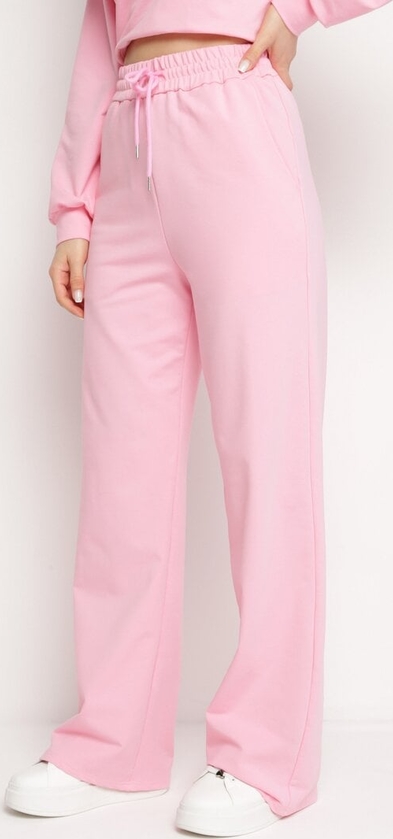 Różowe spodnie born2be w street stylu