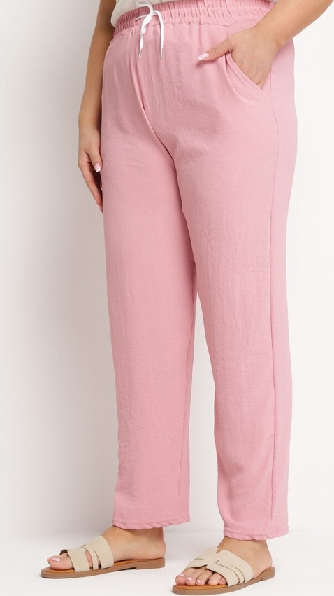 Różowe spodnie born2be z bawełny