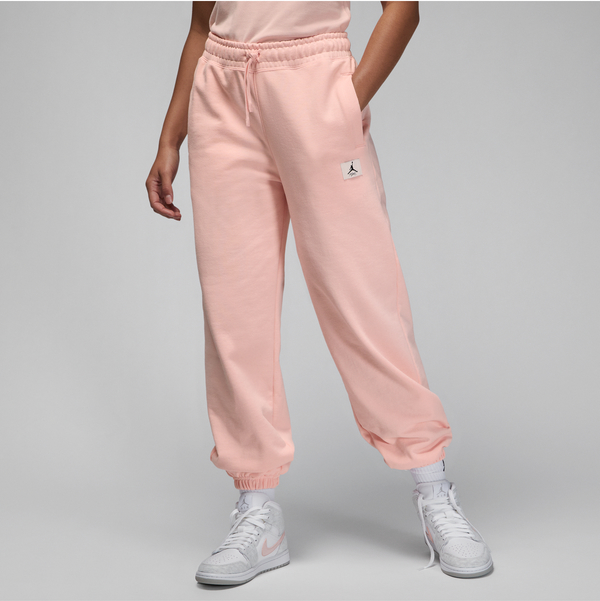 Różowe spodnie Jordan z dresówki w sportowym stylu