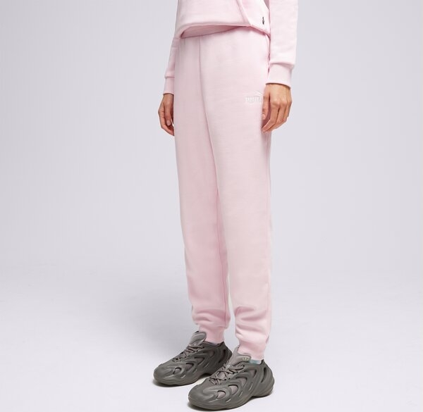 Różowe spodnie Puma w street stylu