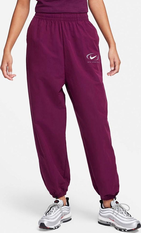 Różowe spodnie sportowe Nike w sportowym stylu