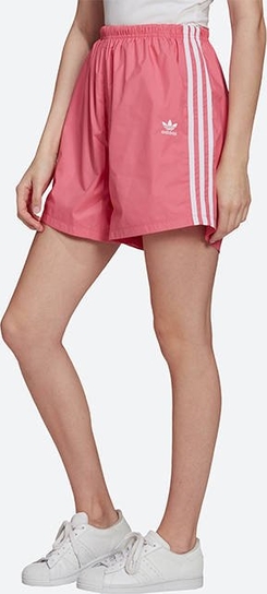 Różowe szorty Adidas Originals w sportowym stylu
